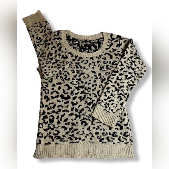 Long-Sleeve Leopard Cheetah Print Acrylic Crew-Neck Sweatshirt - Picture 3 of 7
